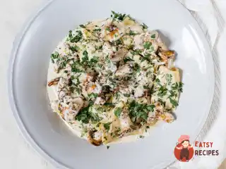 Паста з лисичками у вершковому соусі