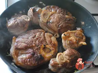 Тушкована яловича голяшка оссобуко