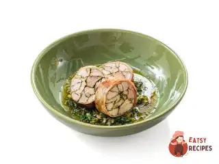 Рулет зі свинини з петрушкою в су-віді