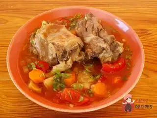 Тушені бичачі хвостики у винному соусі