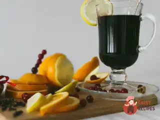 Глінтвейн з фруктами та спеціями