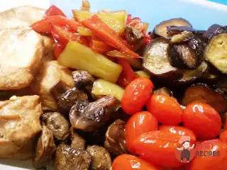 Курка, запечена з перцем, баклажанами та чері