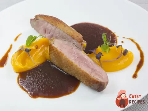 Качині грудки з гарбузовим пюре і соусом мадера