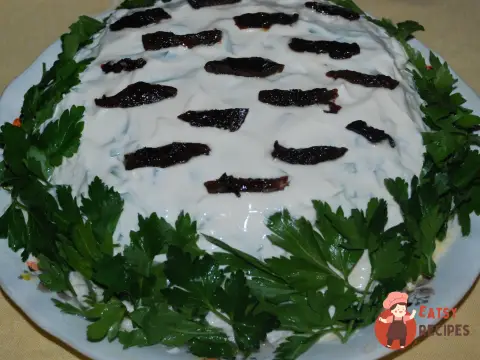 Салат з чорносливом та грибами
