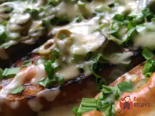 Брускетта з оливками та маринованими огірками