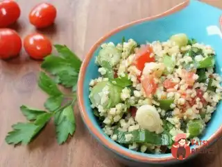 Овочевий салат з пастою, тунцем та сухариками