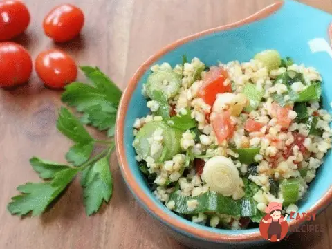 Овочевий салат з пастою, тунцем та сухариками