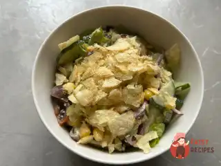 Овочевий салат із чіпсами