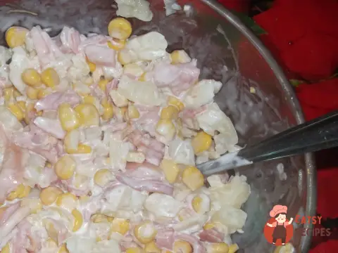 Салат із копченої курки з ананасом
