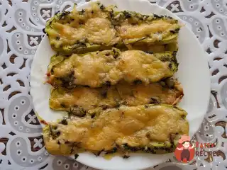 Кабачки з сиром, запечені в духовці.