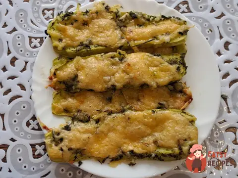 Кабачки з сиром, запечені в духовці.