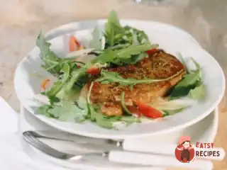 Салат з руколи з холодним стейком та рокфором.