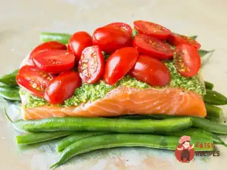 Лосось, запечений зі стручковою квасолею та соусом песто
