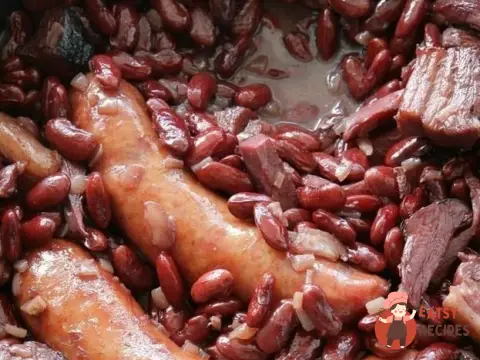 Тушкована квасоля з домашньою ковбасою