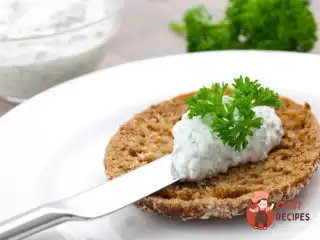 Легкий спред із фети з часником та зеленню
