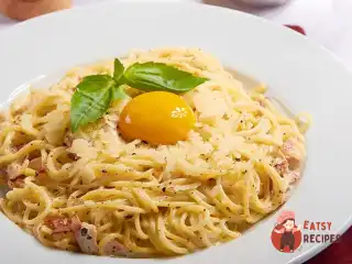 Спагетті карбонару з беконом та яйцем