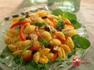 Грецький салат з пастою та тунцем