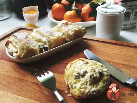 Листкові булочки з сирною начинкою та родзинками