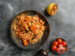 Спагетті з креветками та мідіями