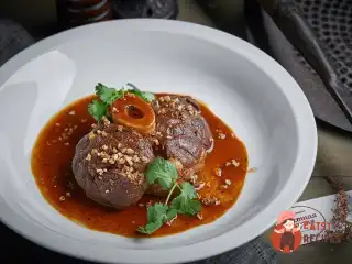 Ялов'яче оссобуко, виснажене в соусі з томатів та червоного вина