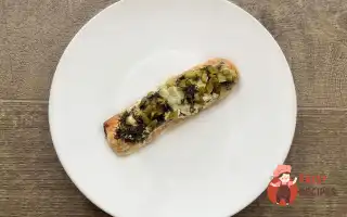 Горбуша під сиром та маринованими огірками