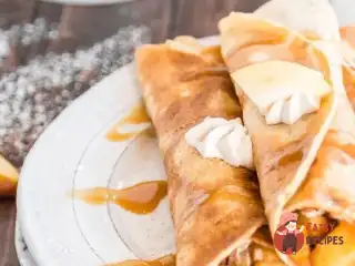 Яблуневі млинці з корицею та яблуками в карамелі