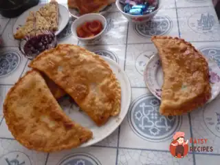 Чебуреки зі свининою та яловичиною
