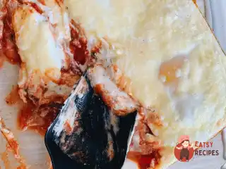 Запечені яйця з сиром, томатами та базиліком