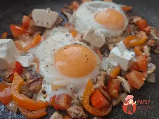 Шакшука з печерицями та сербською бринзою