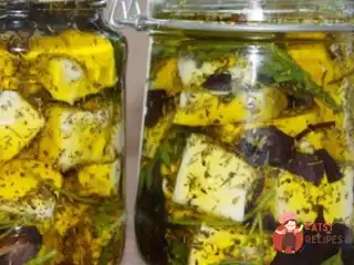 Сир, маринований з оливками