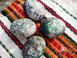 Великодні яйця, пофарбовані в рис