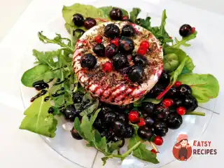 Сир бри, запечений з ягодами