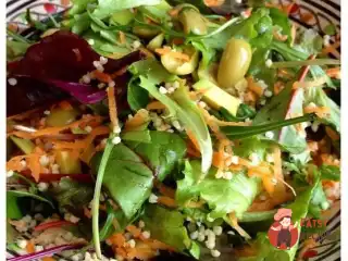 Теплий салат з рукколою та оливками