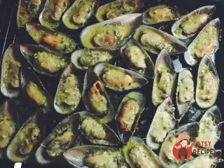 Мідії, запечені з часниковим соусом та сиром