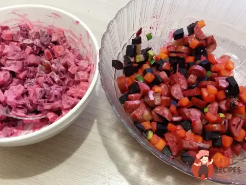 Салат з мисливськими ковбасками та буряком