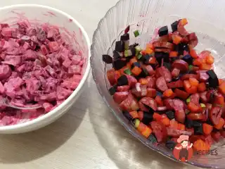 Салат з мисливськими ковбасками та буряком