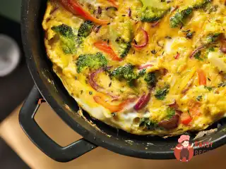 Фріттата з броколі та солодким перцем