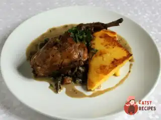 Кролик з грибами та хрумкою полентою