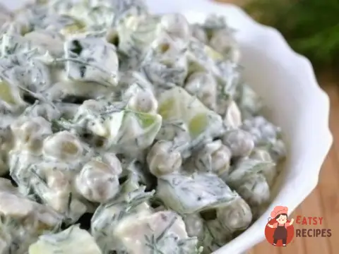 Зелений салат з куркою, горошком та огірками