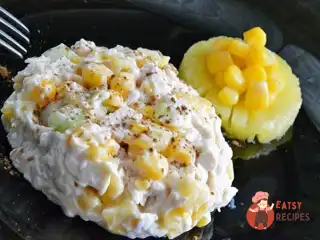 Салат з куркою, рисом, сиром та ананасом