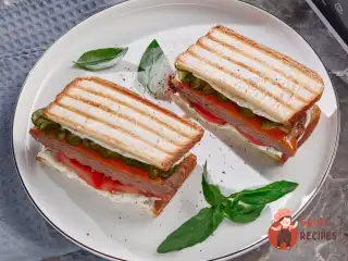 Сендвіч гриль з котлетою та соусом ранч