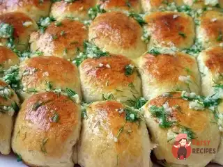 Пампушки з часниковим соусом