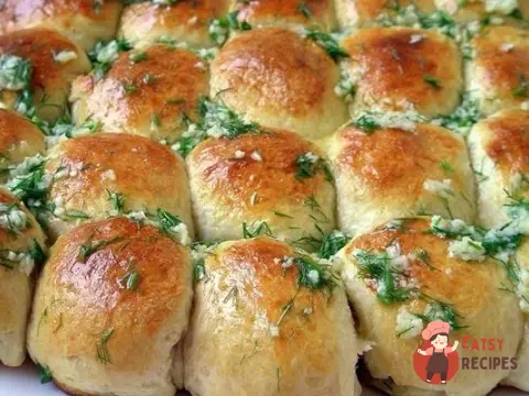 Пампушки з часниковим соусом