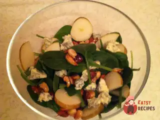 Салат зі шпинату з грушею та горішками