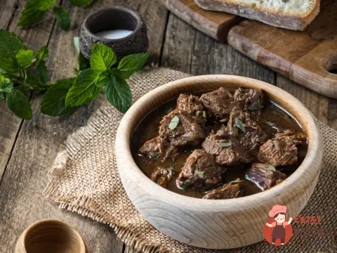 Печеня з баранини з цибулею