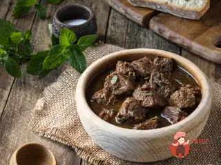Печеня з баранини з цибулею