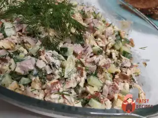 Салат з яєчним млинцем, свіжим огірком і копченим курчам