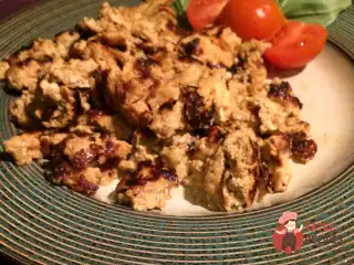 Омлет з бальзамічним оцтом, базиліком та свіжими помідорами