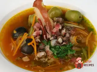 М'ясна солянка з копченостями та пряними травами
