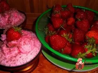 Полуничний повітряний десерт